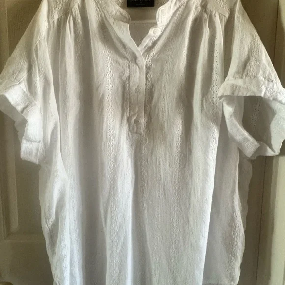 White Short-Sleeve Eyelet Blouse - Picture 2 of 7